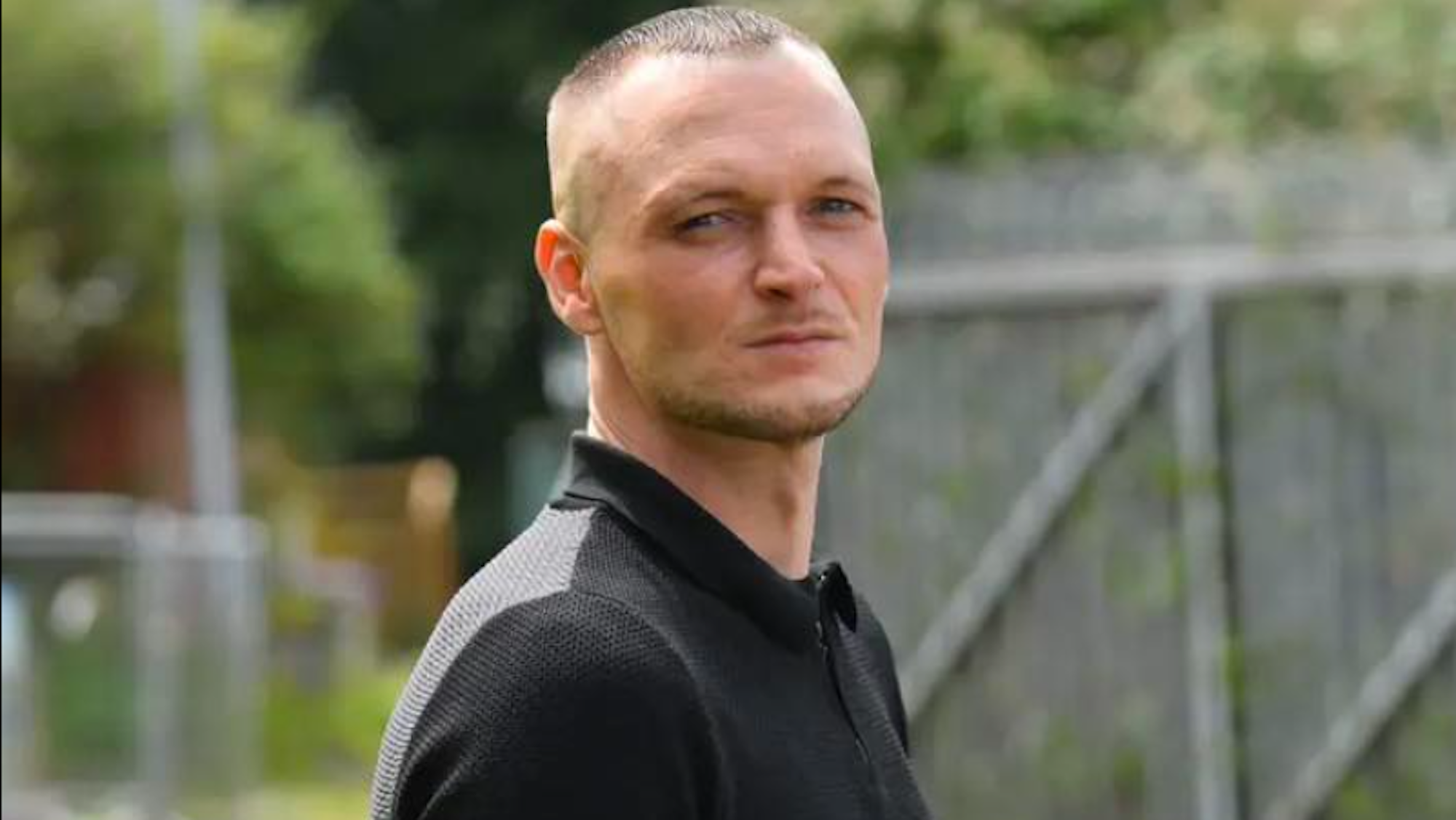 James Howells blickt in die Kamera.