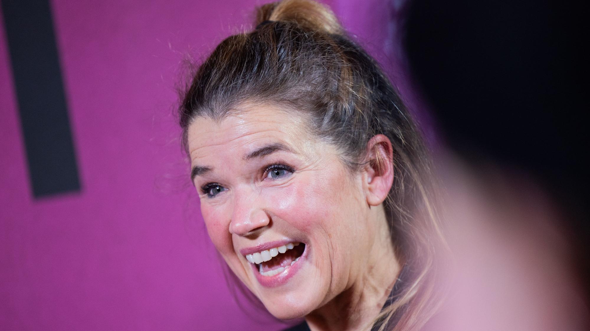 Anke Engelke lacht in die Kamera.