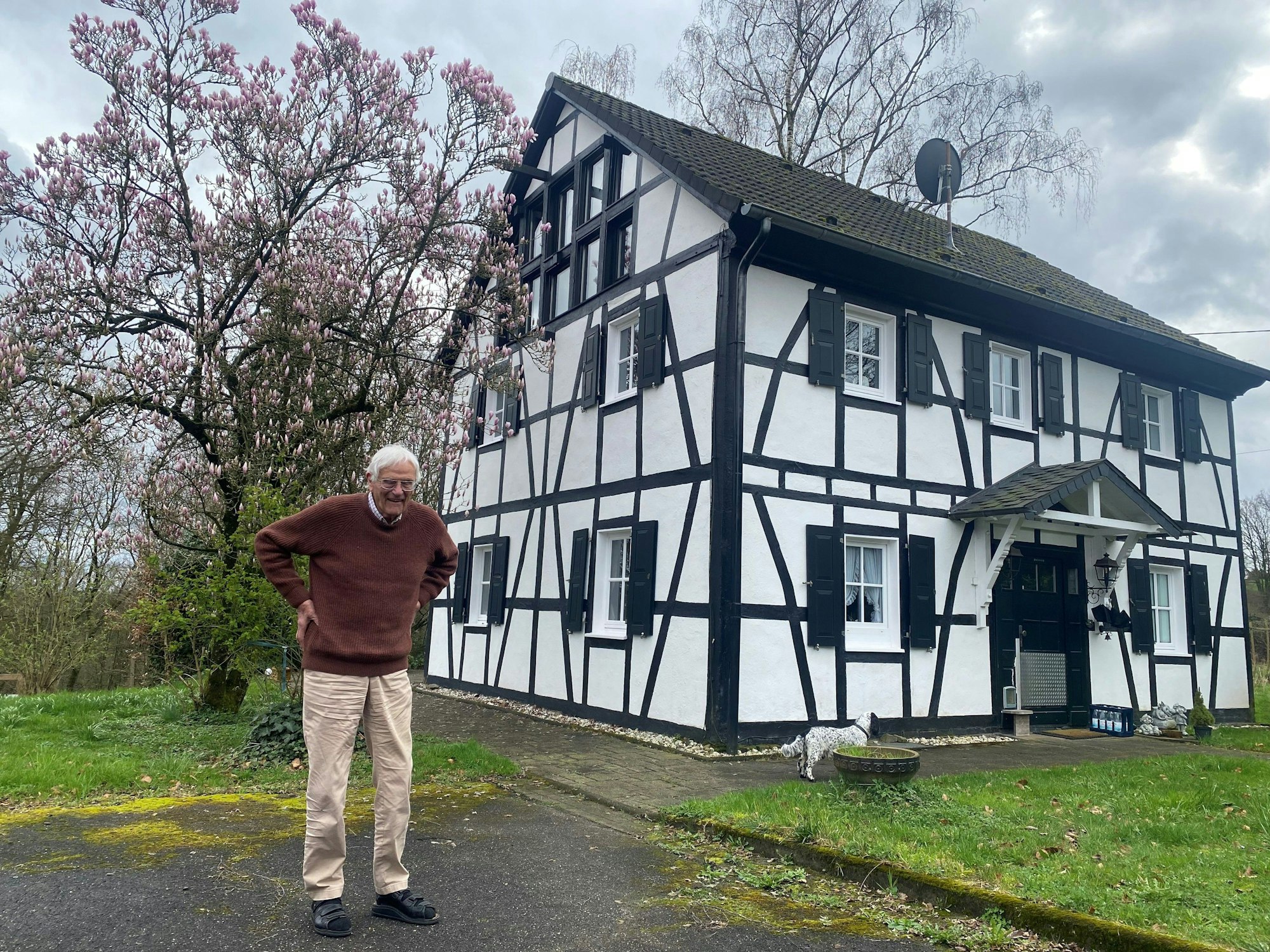 WDR-Urgestein Dietmar Schott vor seinem Haus und etwas weiter rechts von ihm sein Cockerspaniel Friso.