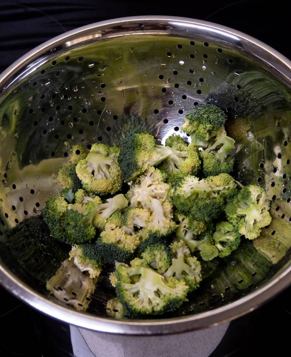 Broccoli liegt in einem Kochtopf.
