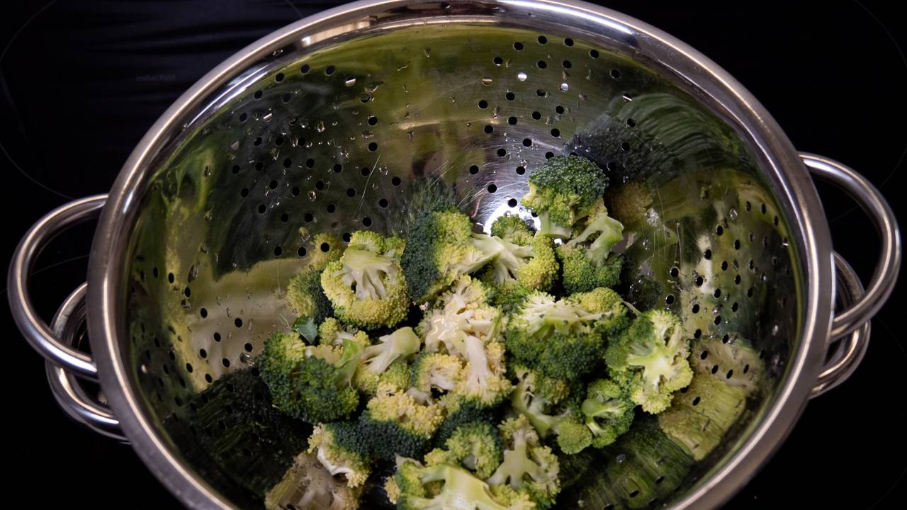 Broccoli liegt in einem Kochtopf.