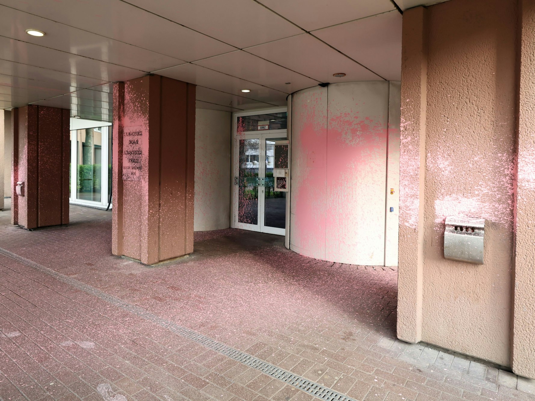 Das Landgericht wurde am Sonntag (17. März) mit rosa Farbe beschmiert.