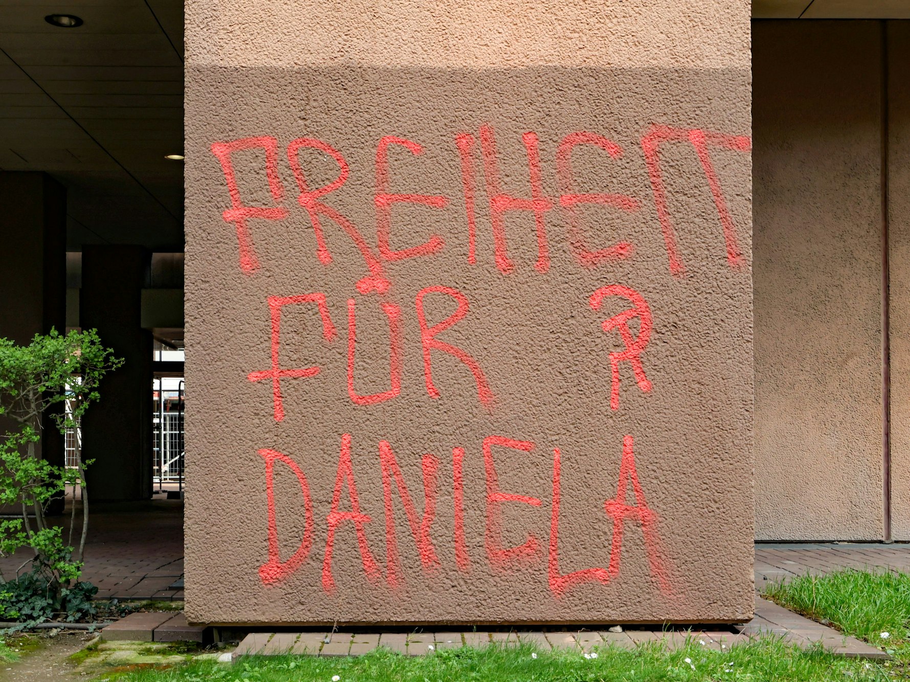 Dieser Spruch befindet sich rechts neben dem Eingang des Landgerichts.