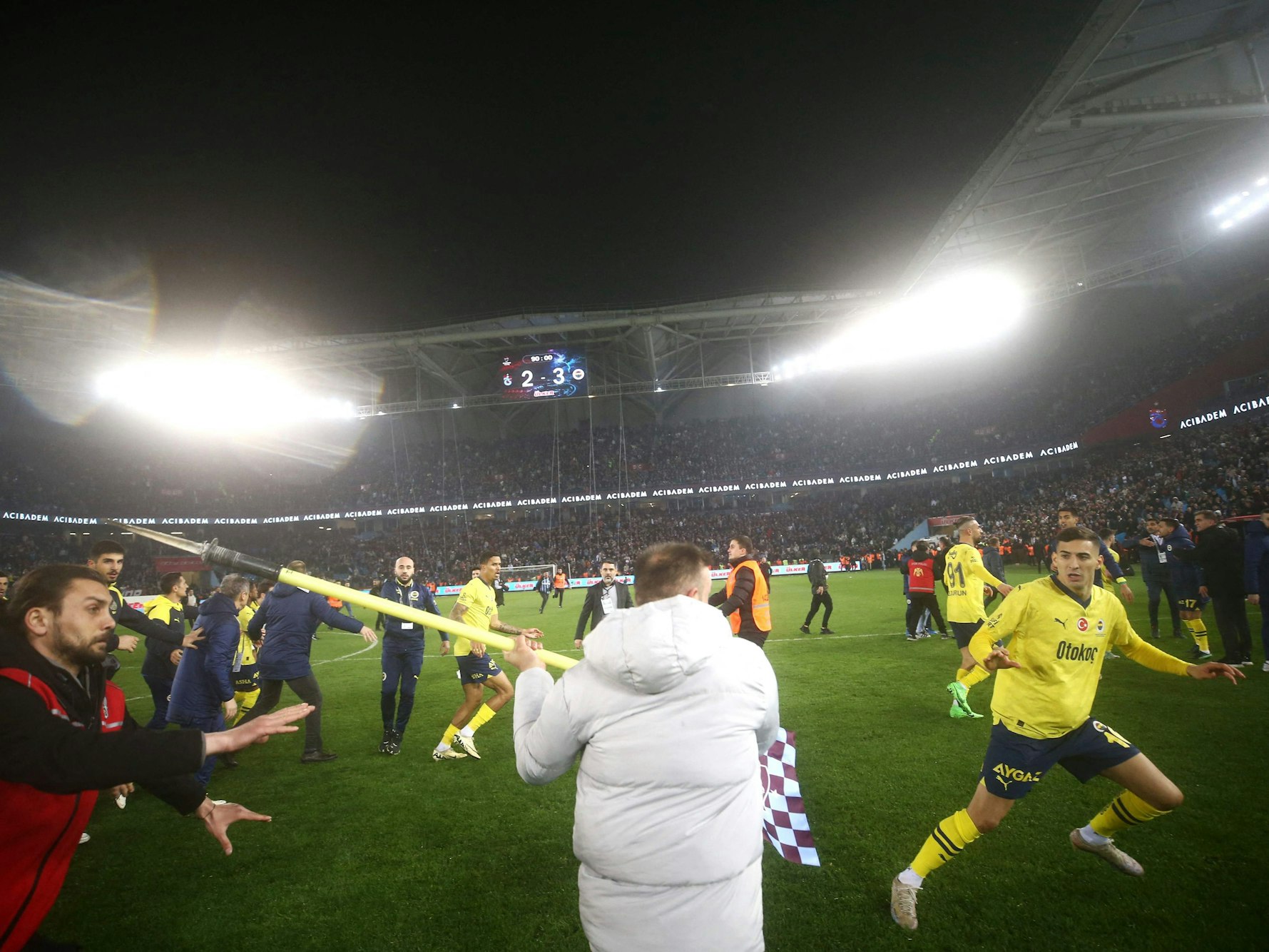 Trabzonspor-Chaoten attackierten Fenerbahce-Spieler nach der Partie am Sonntag (17. März 2024).
