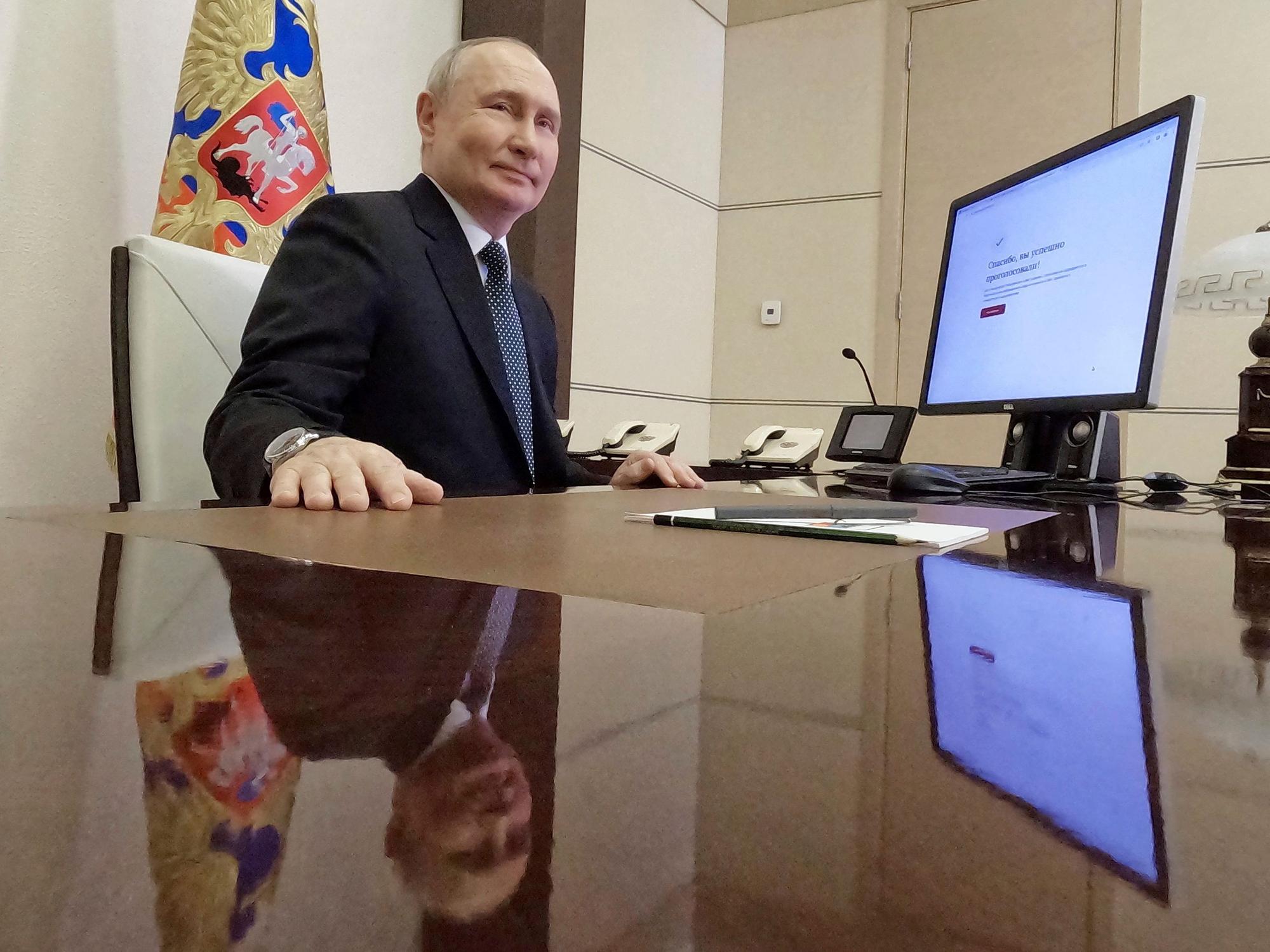 Russlands Präsident Wladimir Putin am 15. März im Kreml: Dass er als Sieger hervorgeht, gilt als Formsache. Allerdings zeichnet sich im Ausland ein anderes Bild.