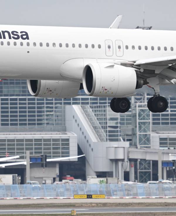 Ein Airbus A321 der Lufthansa landet am Frankfurter Flughafen.