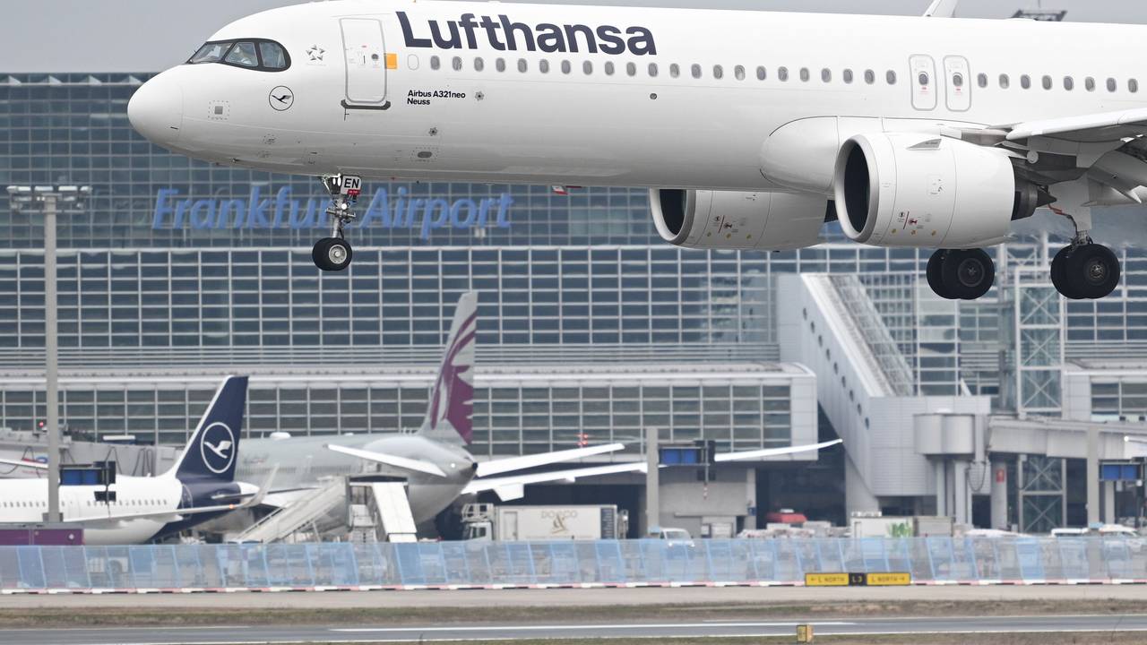 Ein Airbus A321 der Lufthansa landet am Frankfurter Flughafen.