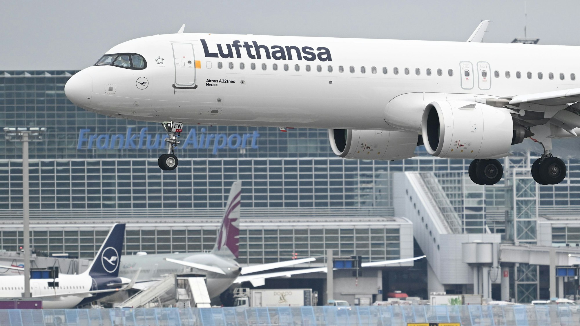 Ein Airbus A321 der Lufthansa landet am Frankfurter Flughafen.
