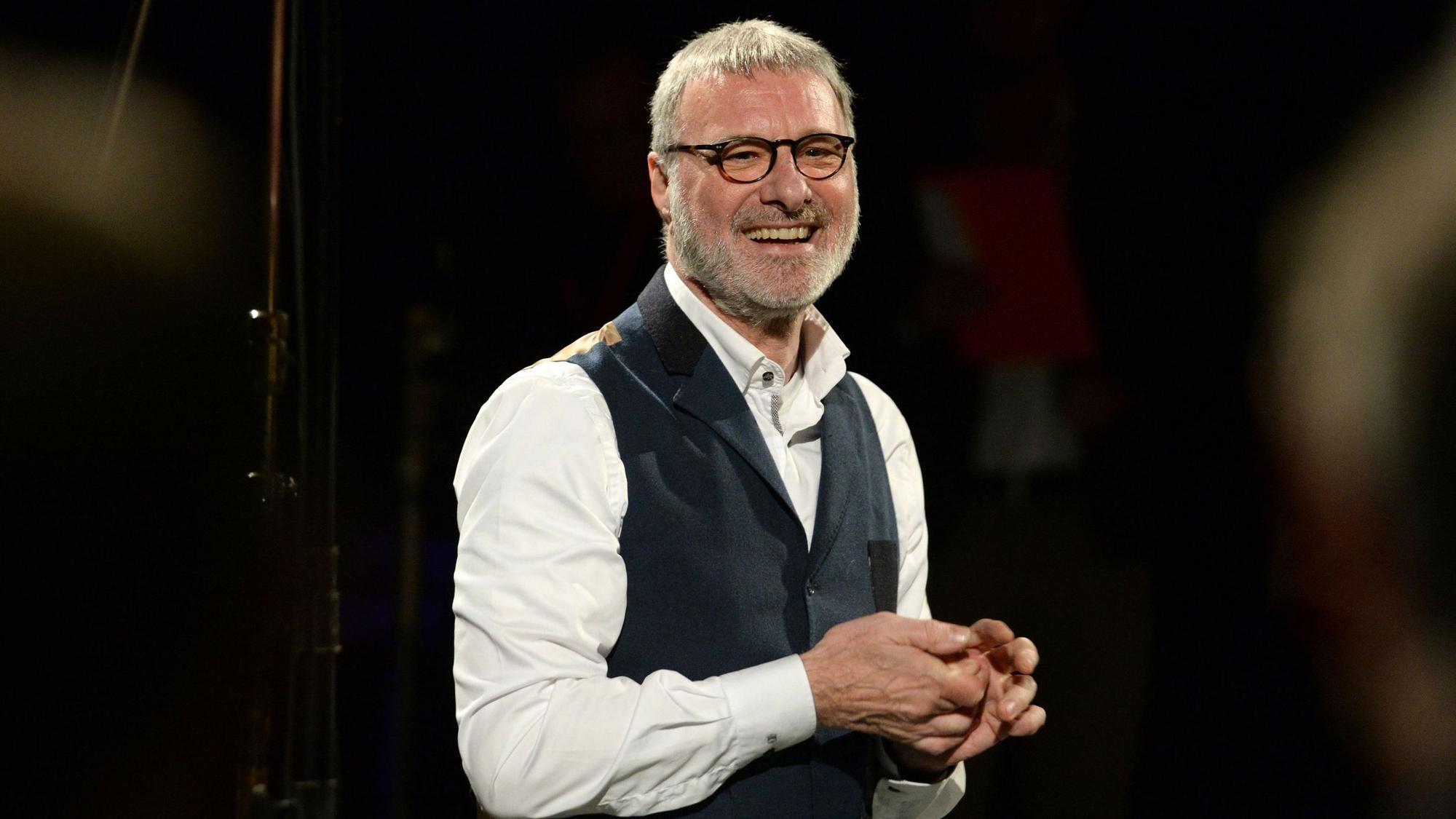 Steve Harley von Cockney Rebel steht auf der Bühne.
