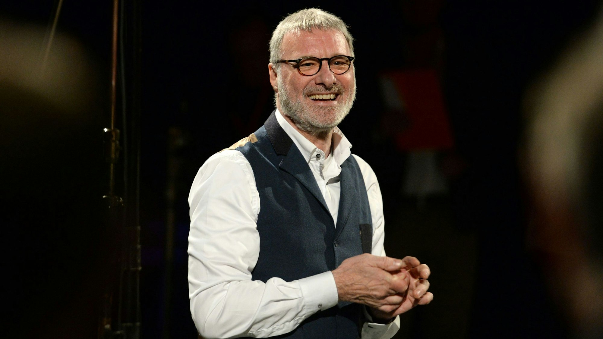 Steve Harley von Cockney Rebel steht auf der Bühne.