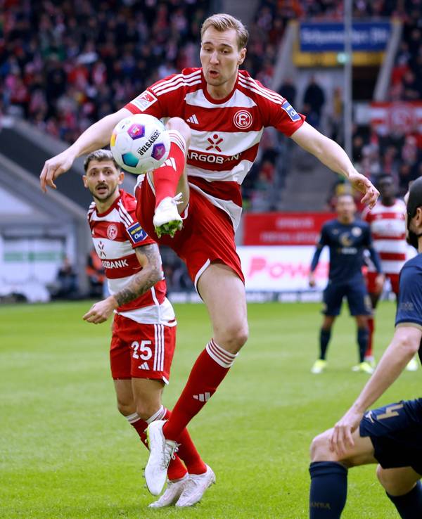 Vincent Vermeij spielt den Ball.