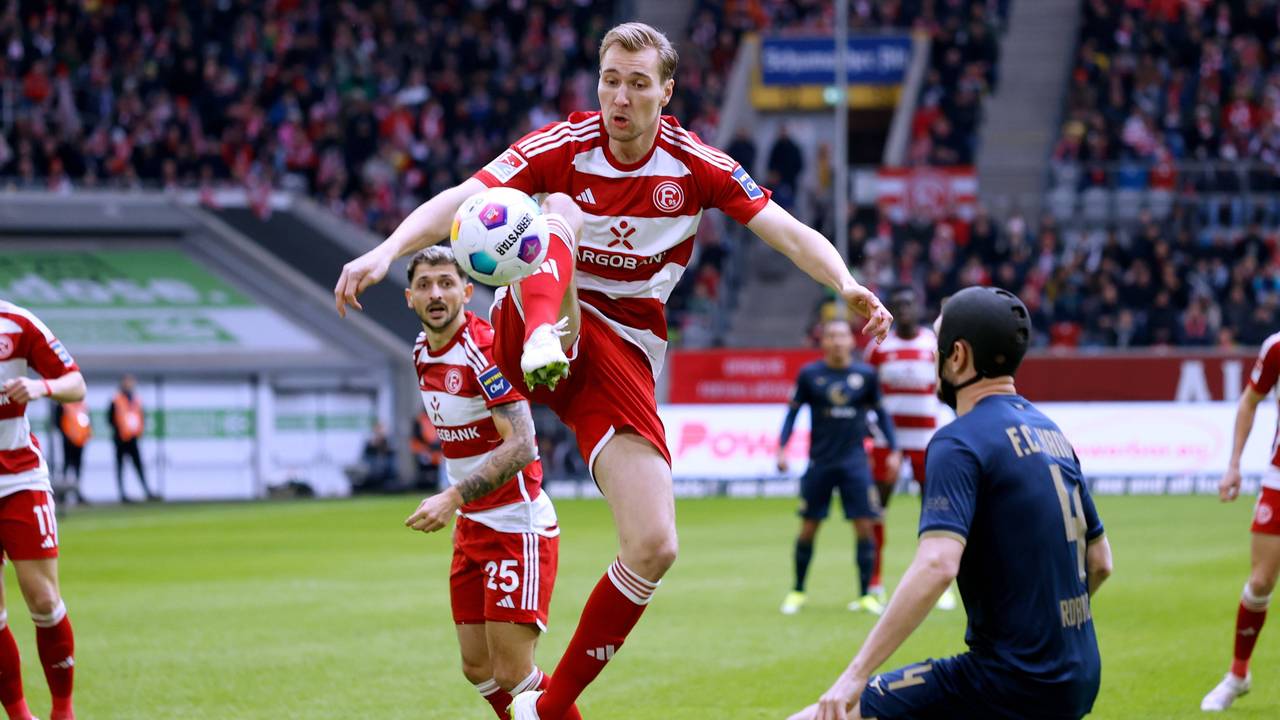 Vincent Vermeij spielt den Ball.