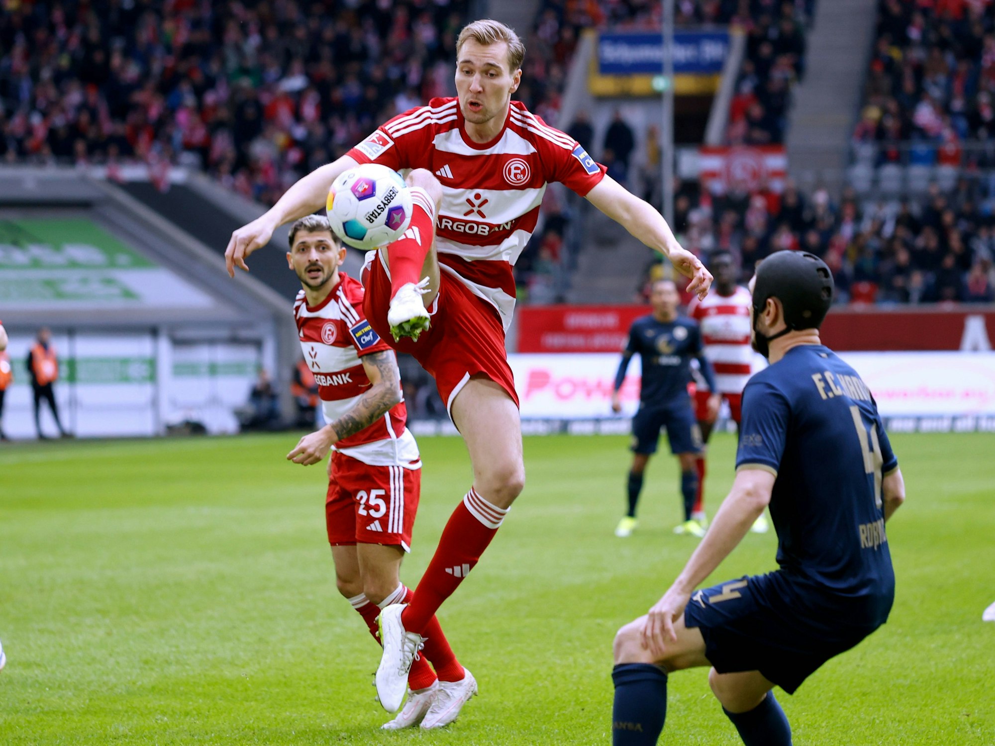 Vincent Vermeij spielt den Ball.