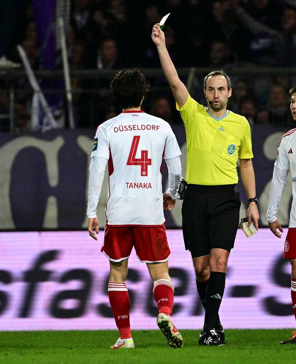 Ao Tanaka bekommt eine gelbe Karte nach seinem Torjubel von Schiedsrichter Patrick Alt.