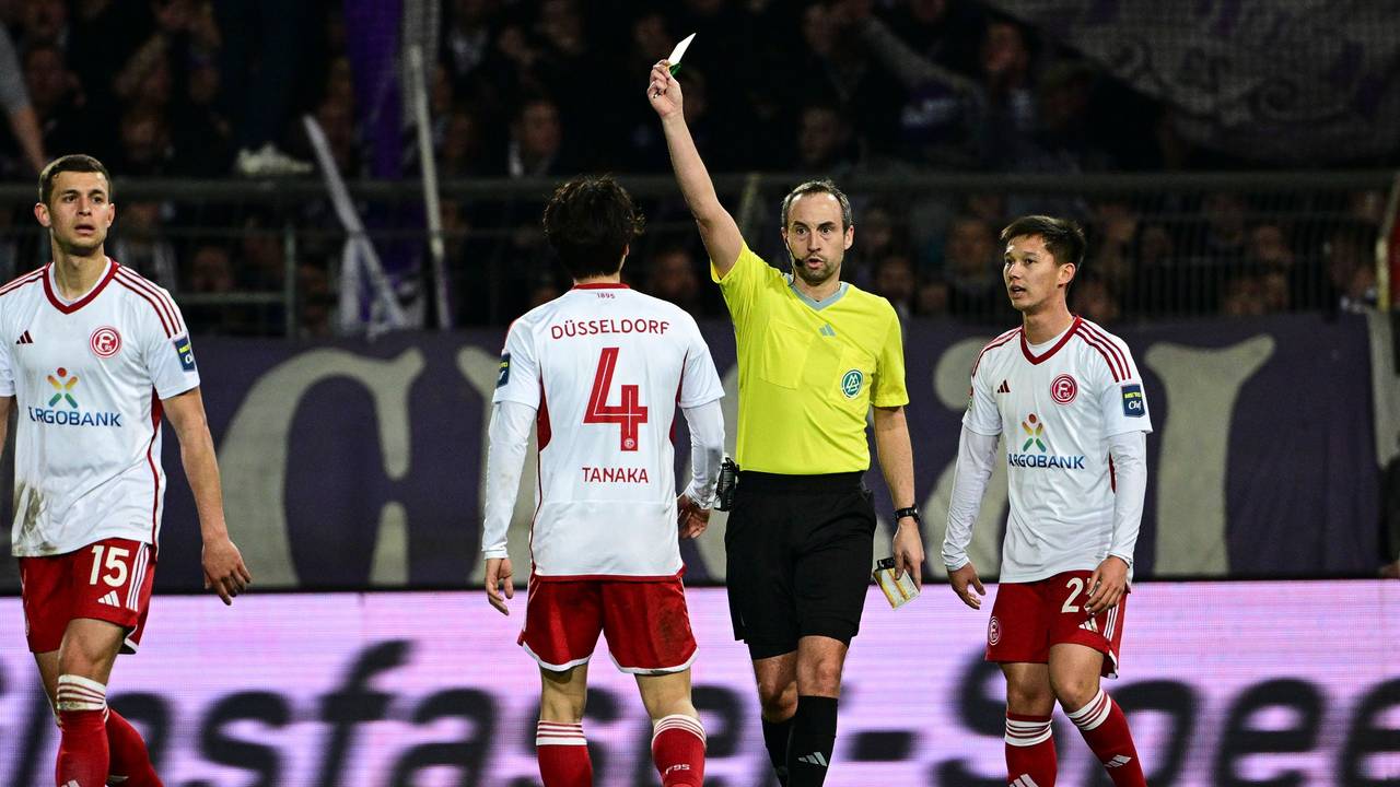 Ao Tanaka bekommt eine gelbe Karte nach seinem Torjubel von Schiedsrichter Patrick Alt.