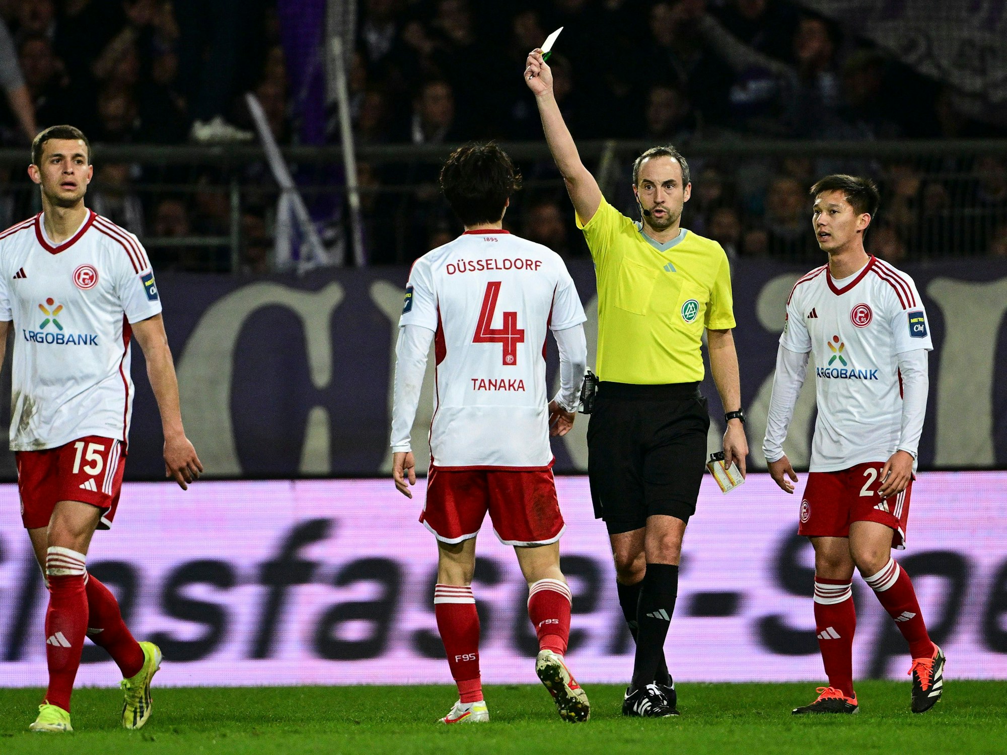 Ao Tanaka bekommt eine gelbe Karte nach seinem Torjubel von Schiedsrichter Patrick Alt.