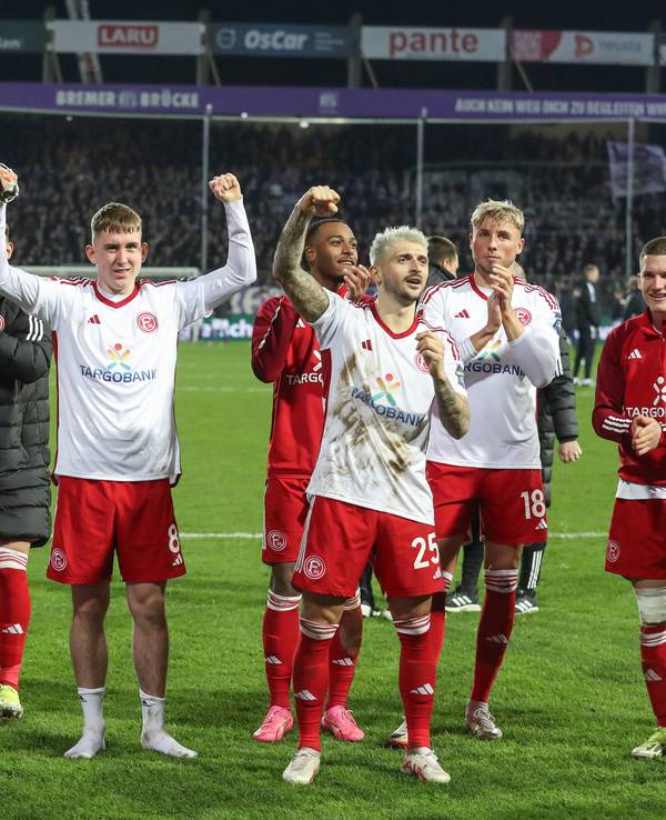 Fortuna Düsseldorf Spieler jubeln über Sieg in Osnabrück.