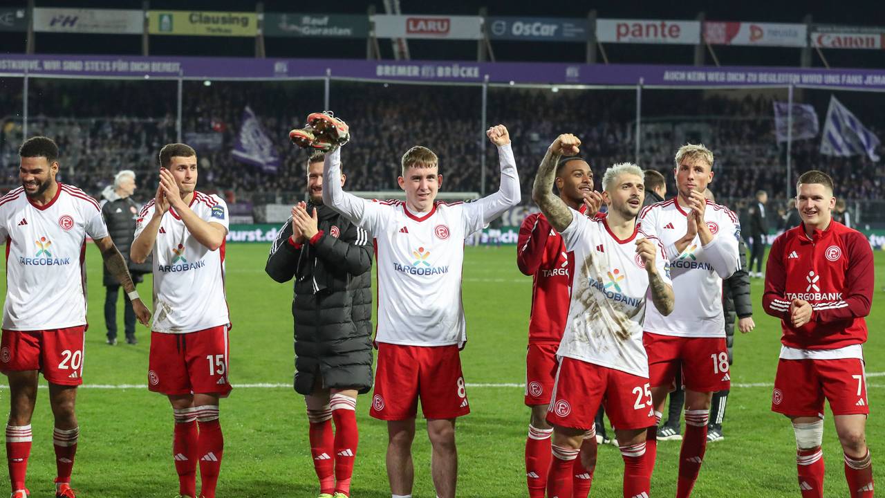 Fortuna Düsseldorf Spieler jubeln über Sieg in Osnabrück.