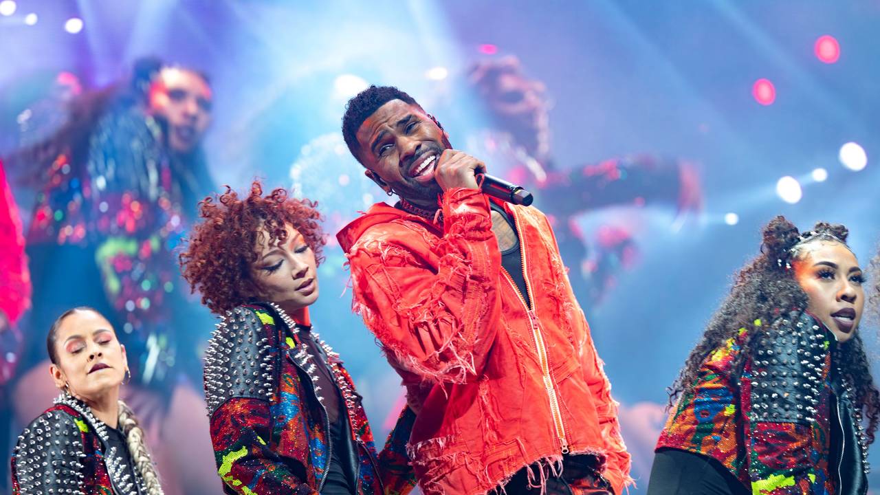Sänger Jason Derulo mit Tänzerinnen auf einer Bühne.