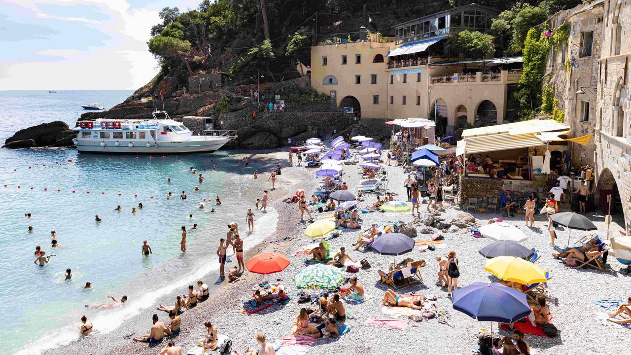 Menschen baden in einer Bucht.