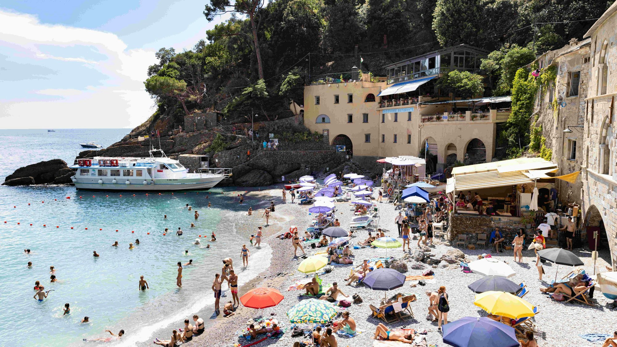 Menschen baden in einer Bucht.