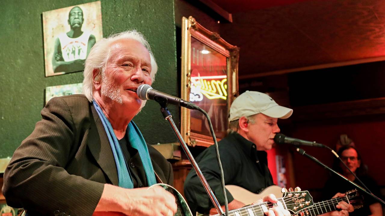 Hannes Schöner singt auf der Bühne.