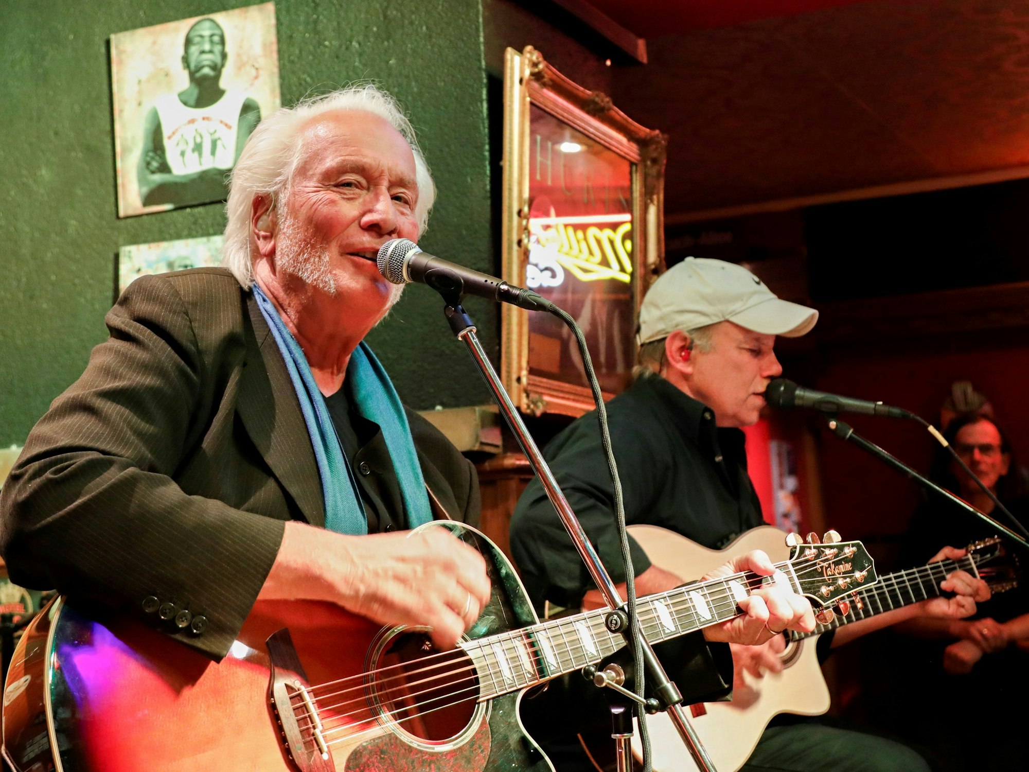 Hannes Schöner singt auf der Bühne.