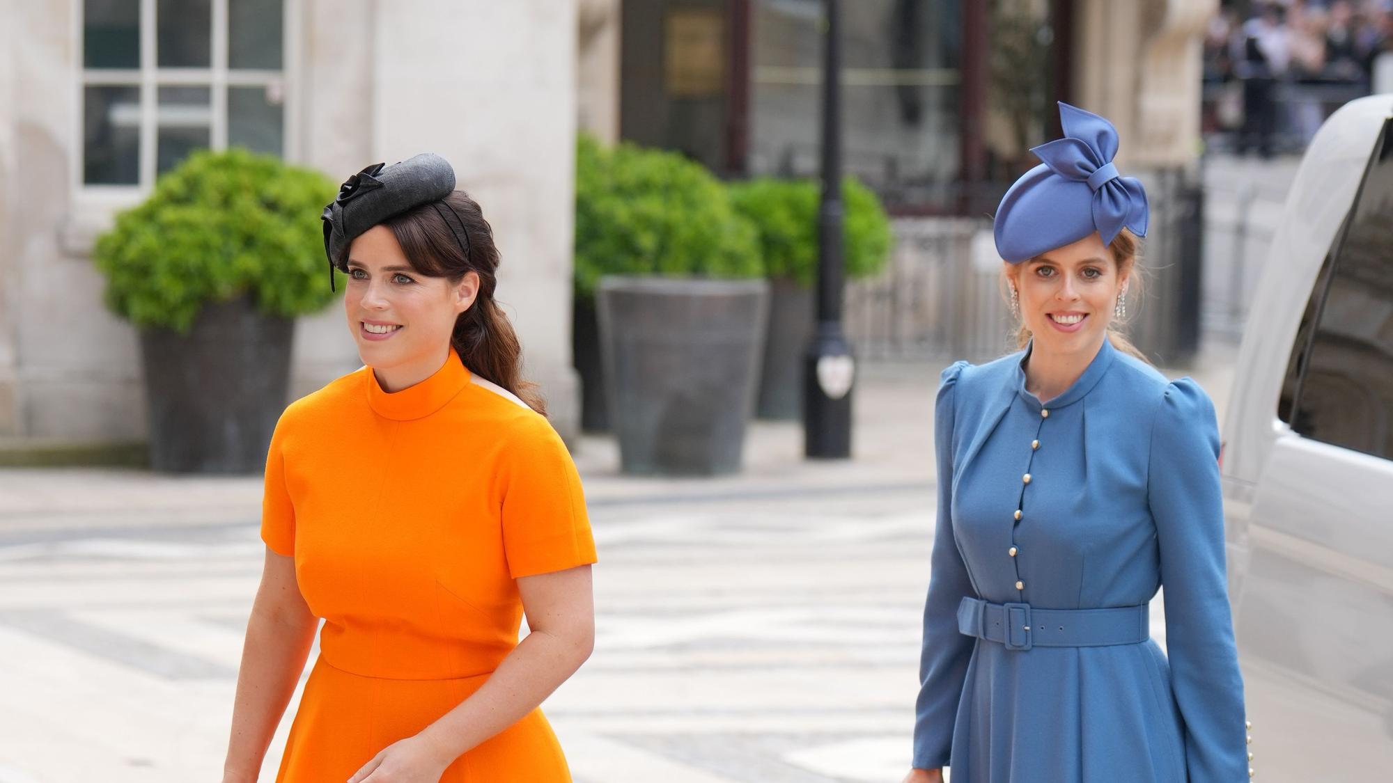 Prinzessin Eugenie (l) und Prinzessin Beatrice treffen nach der Dankes-Messe zu einem Empfang in der Guildhall ein, am zweiten Tag der Feierlichkeiten zum Platinjubiläum der Queen.