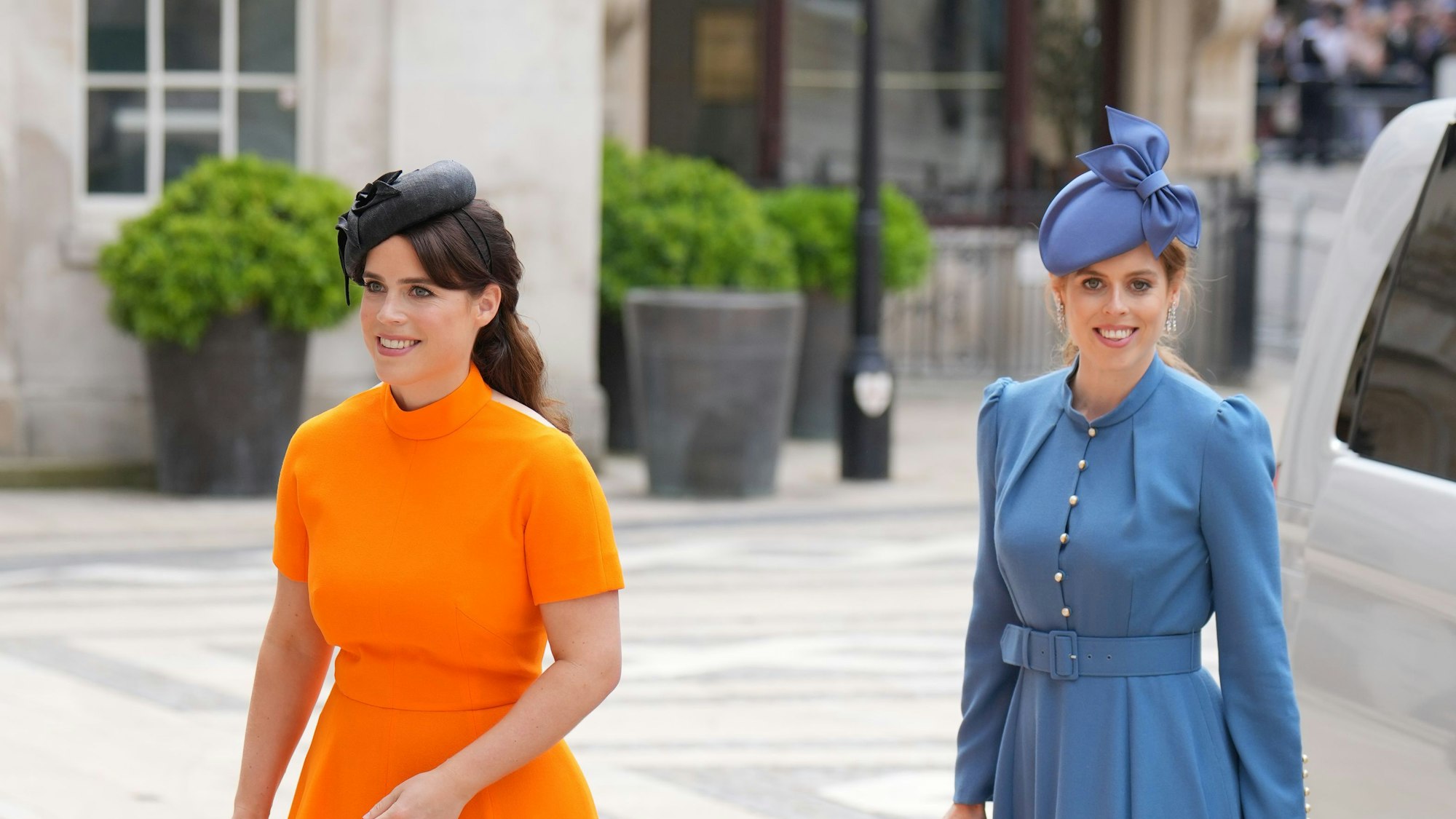 Prinzessin Eugenie (l) und Prinzessin Beatrice treffen nach der Dankes-Messe zu einem Empfang in der Guildhall ein, am zweiten Tag der Feierlichkeiten zum Platinjubiläum der Queen.