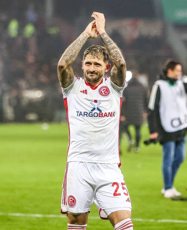 Fortuna Düsseldorfs Rechtsverteidiger Matthias Zimmermann bedankt sich beim Pokal-Spiel auf St. Pauli bei den Fans.
