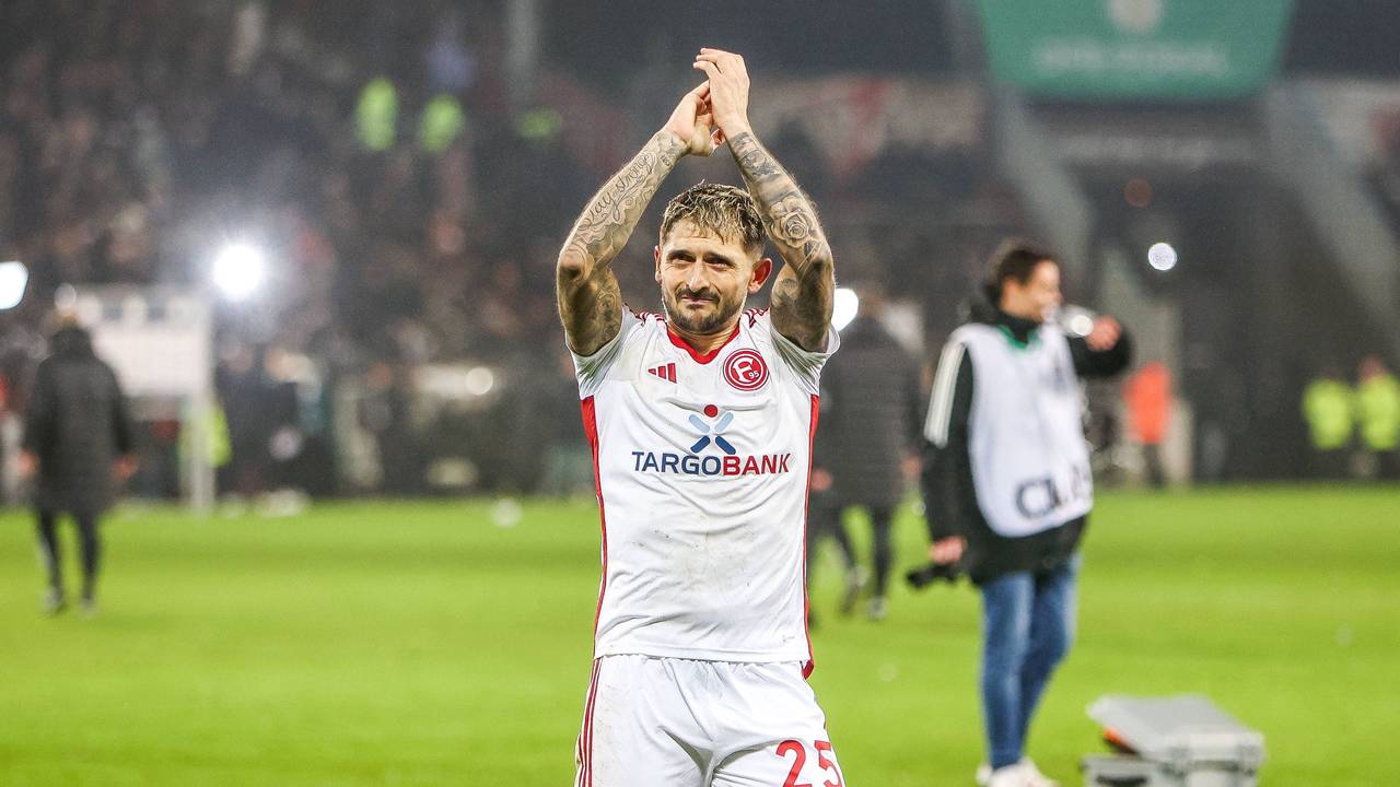 Fortuna Düsseldorfs Rechtsverteidiger Matthias Zimmermann bedankt sich beim Pokal-Spiel auf St. Pauli bei den Fans.