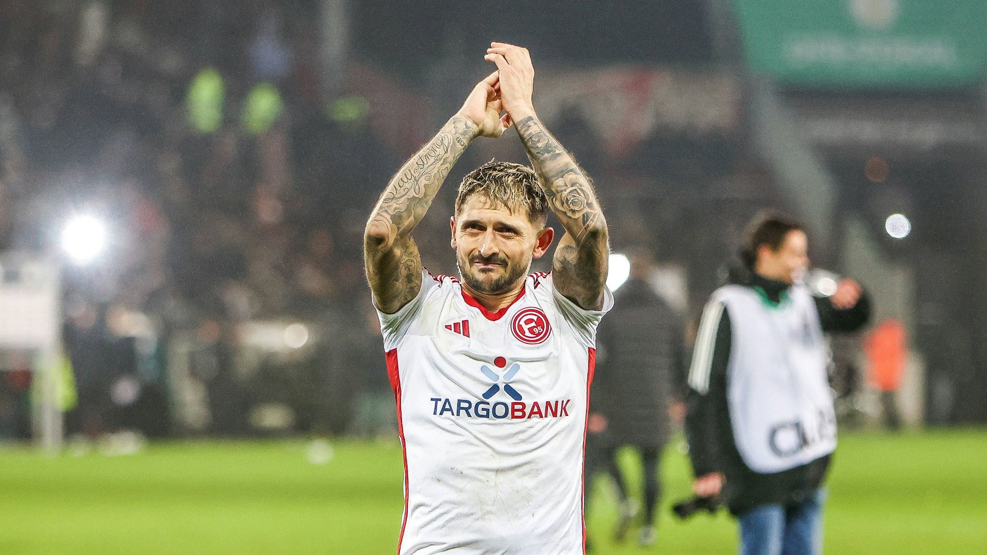 Fortuna Düsseldorfs Rechtsverteidiger Matthias Zimmermann bedankt sich beim Pokal-Spiel auf St. Pauli bei den Fans.