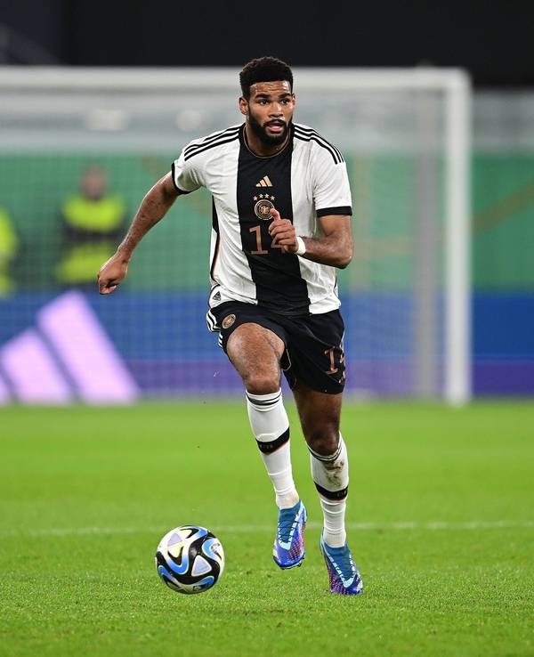 Jamil Siebert spielt den Ball.