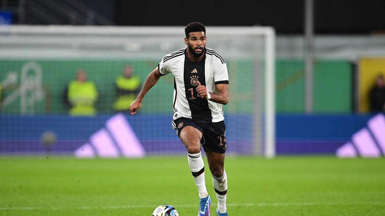 Jamil Siebert spielt den Ball.