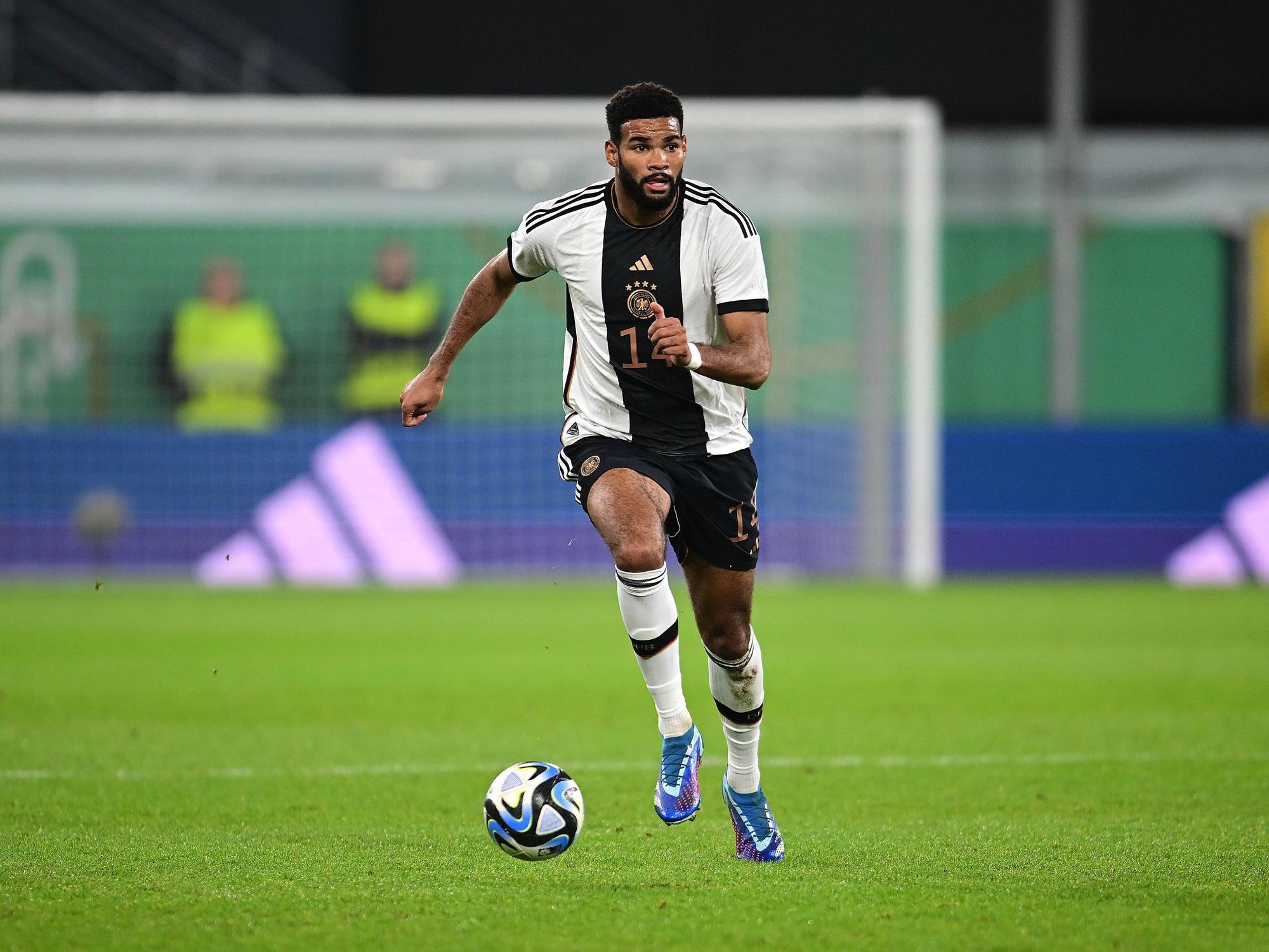 Jamil Siebert spielt den Ball.