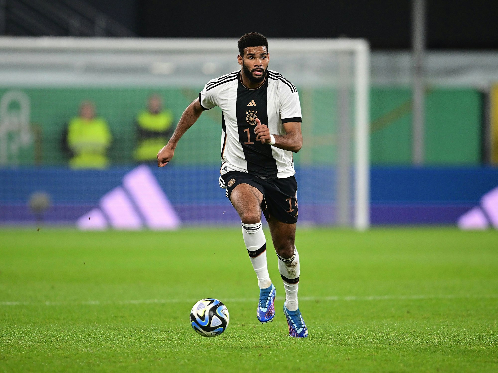 Jamil Siebert spielt den Ball.