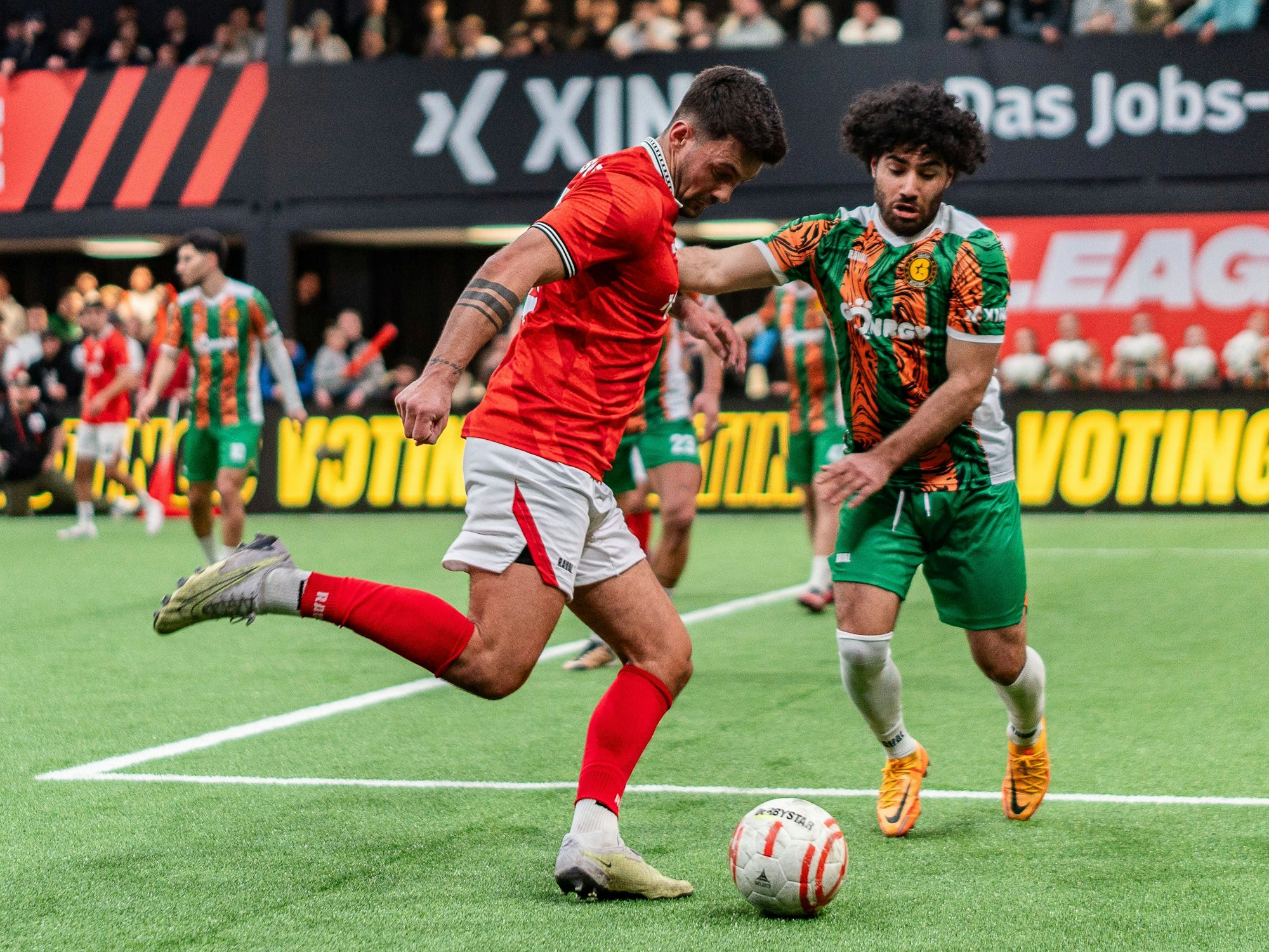 Spielszene aus der Baller League in der Kölner Motorworld.