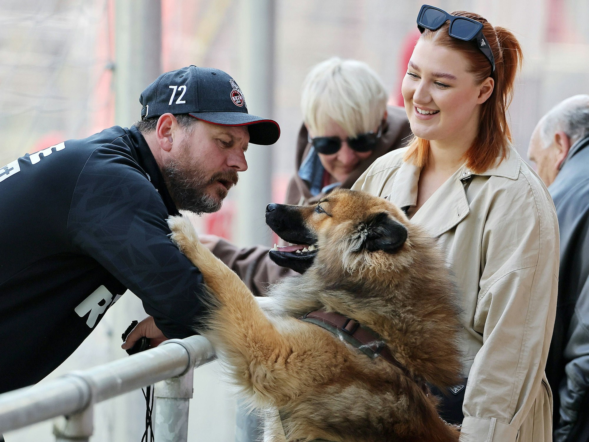 Familienbesuch beim Training: Katja Baumgart, Tochter Emilia und ihre beiden Hunden schauten am 22. April 2022 beim Training des 1. FC Köln vorbei.