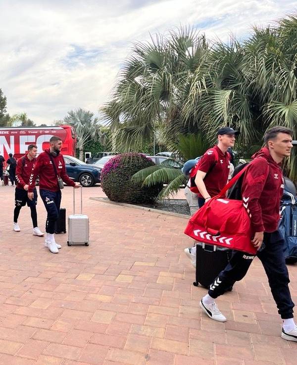 Der 1. FC Köln während der Ankunft am Hotel.