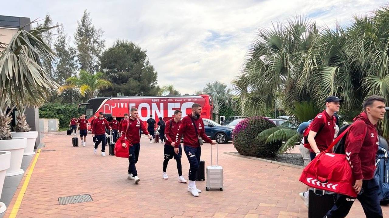 Der 1. FC Köln während der Ankunft am Hotel.