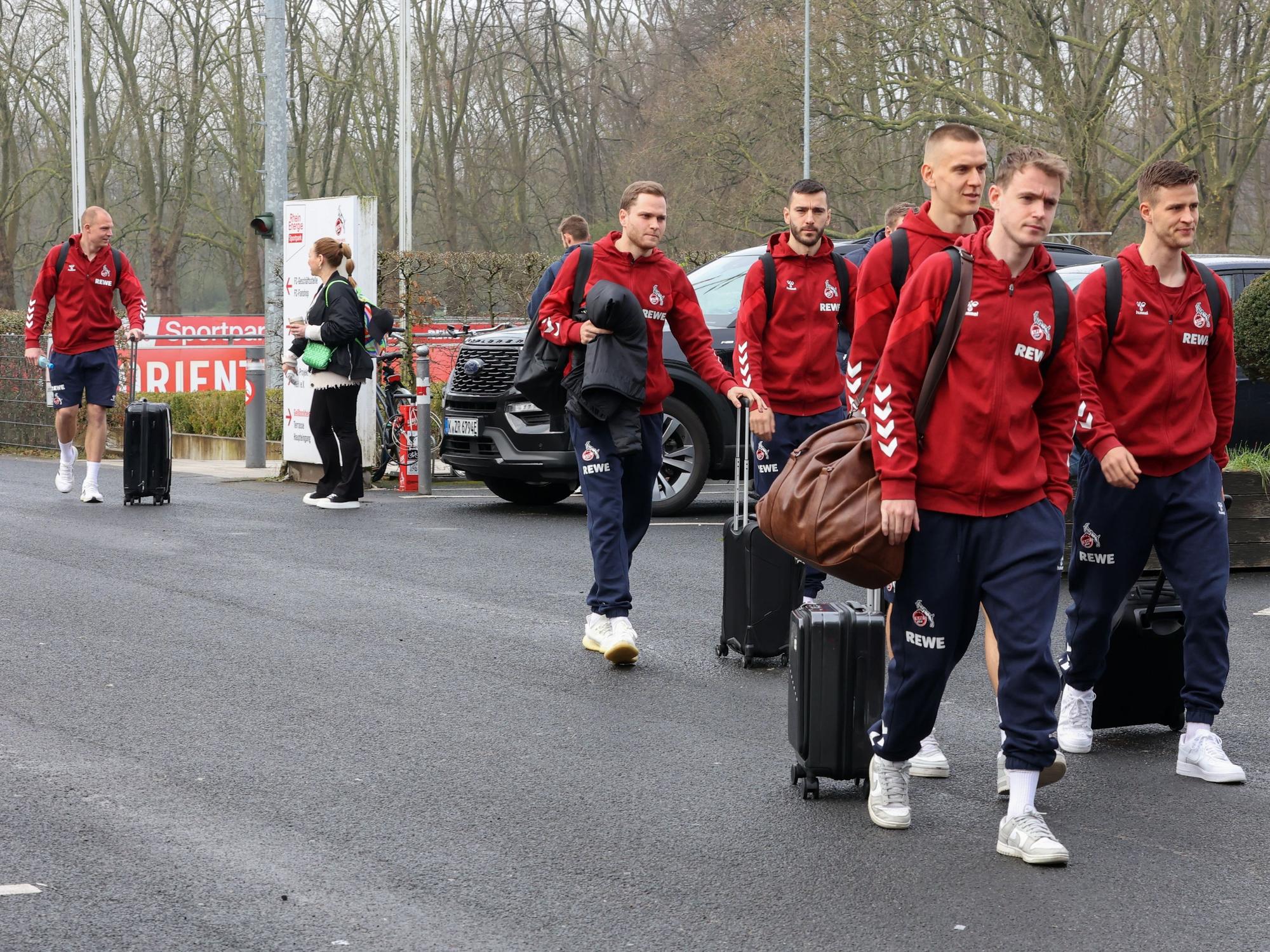 Die Profis des 1. FC Köln vor der Abfahrt ins Trainingslager.