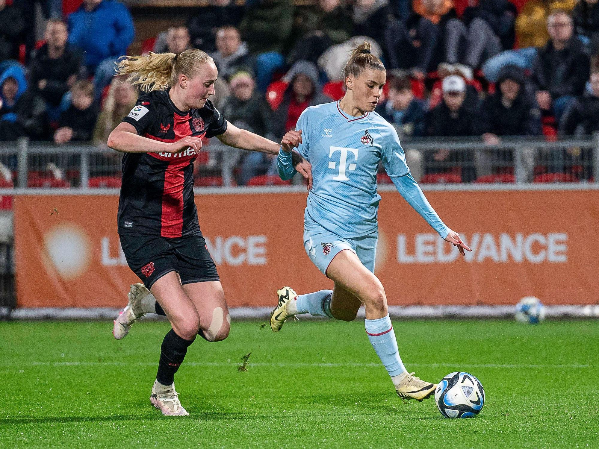 FC-Stürmerin Selina Cerci (r.) im Zweikampf mit Leverkusens Emilie Bragstad.
