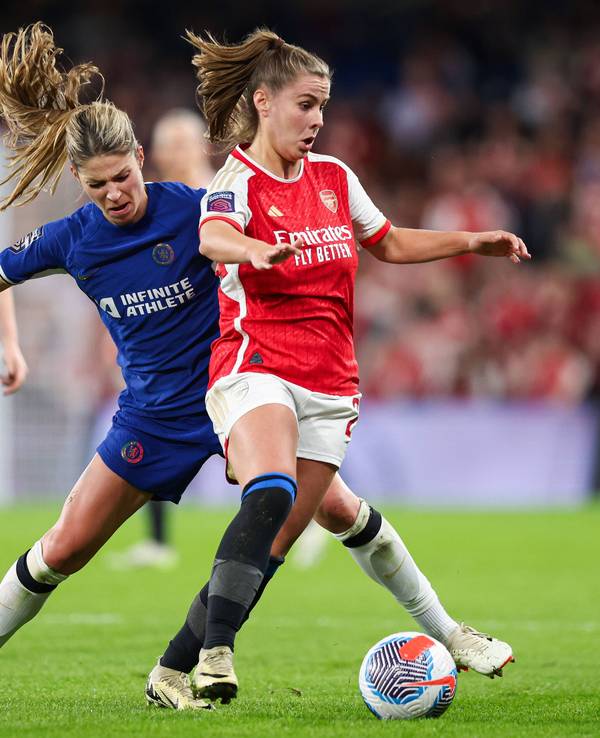 Melanie Leupolz im Zweikampf mit Arsenal-Profi Victoria Pelova.