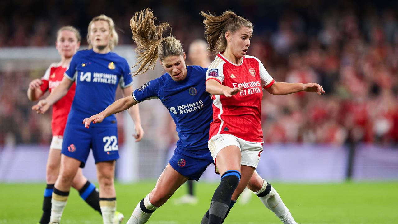 Melanie Leupolz im Zweikampf mit Arsenal-Profi Victoria Pelova.