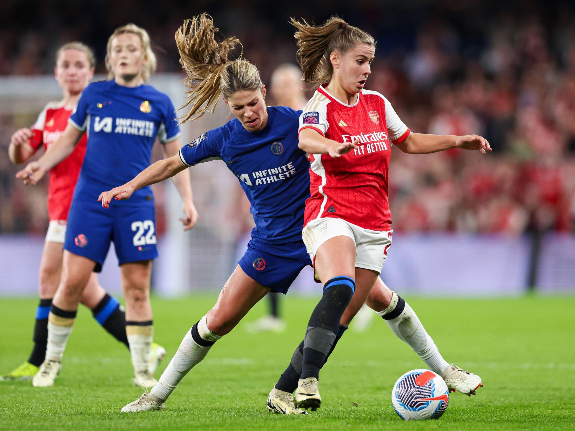 Melanie Leupolz im Zweikampf mit Arsenal-Profi Victoria Pelova.