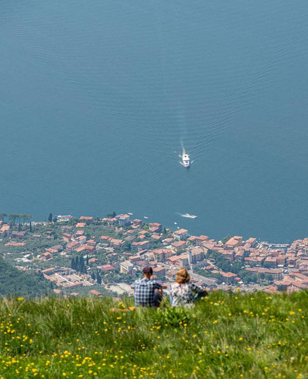 Blick vom Berg Monte Baldo auf den Gardasee und den Ort Malcesine.