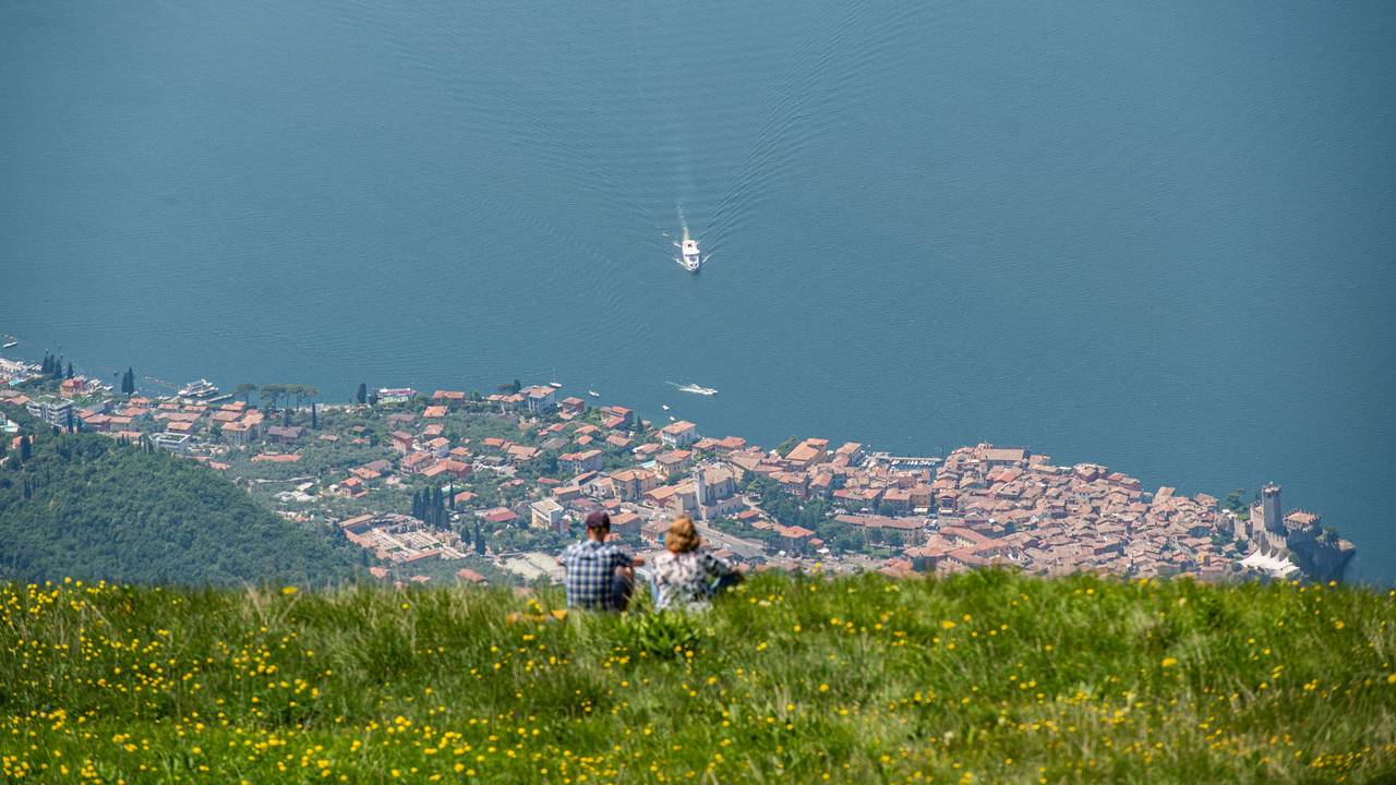 Blick vom Berg Monte Baldo auf den Gardasee und den Ort Malcesine.