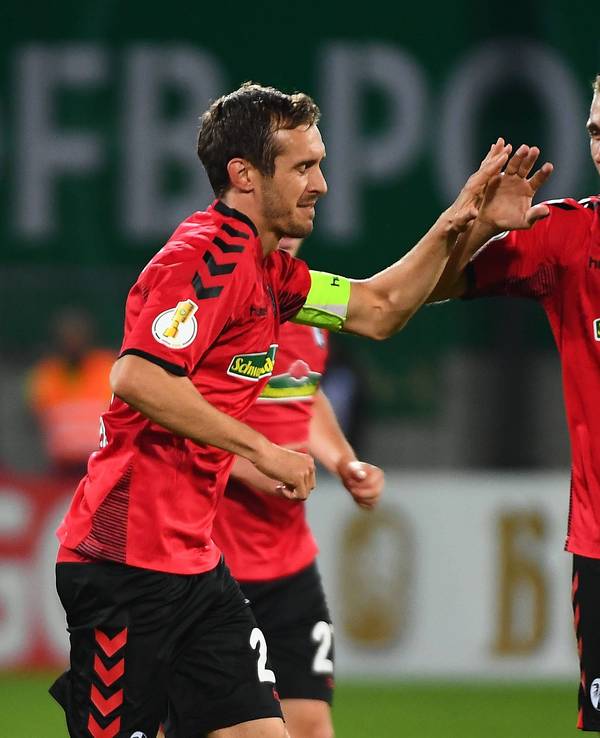 Nils Petersen und Julian Schuster klatschen ab.