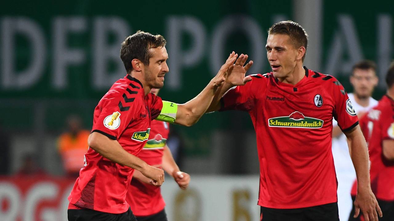 Nils Petersen und Julian Schuster klatschen ab.