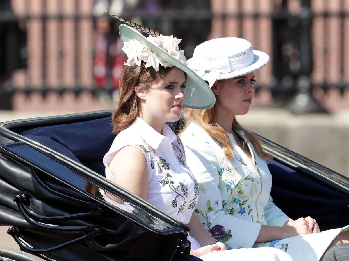 Eugenie (l) und Beatrice in einer Kutsche.